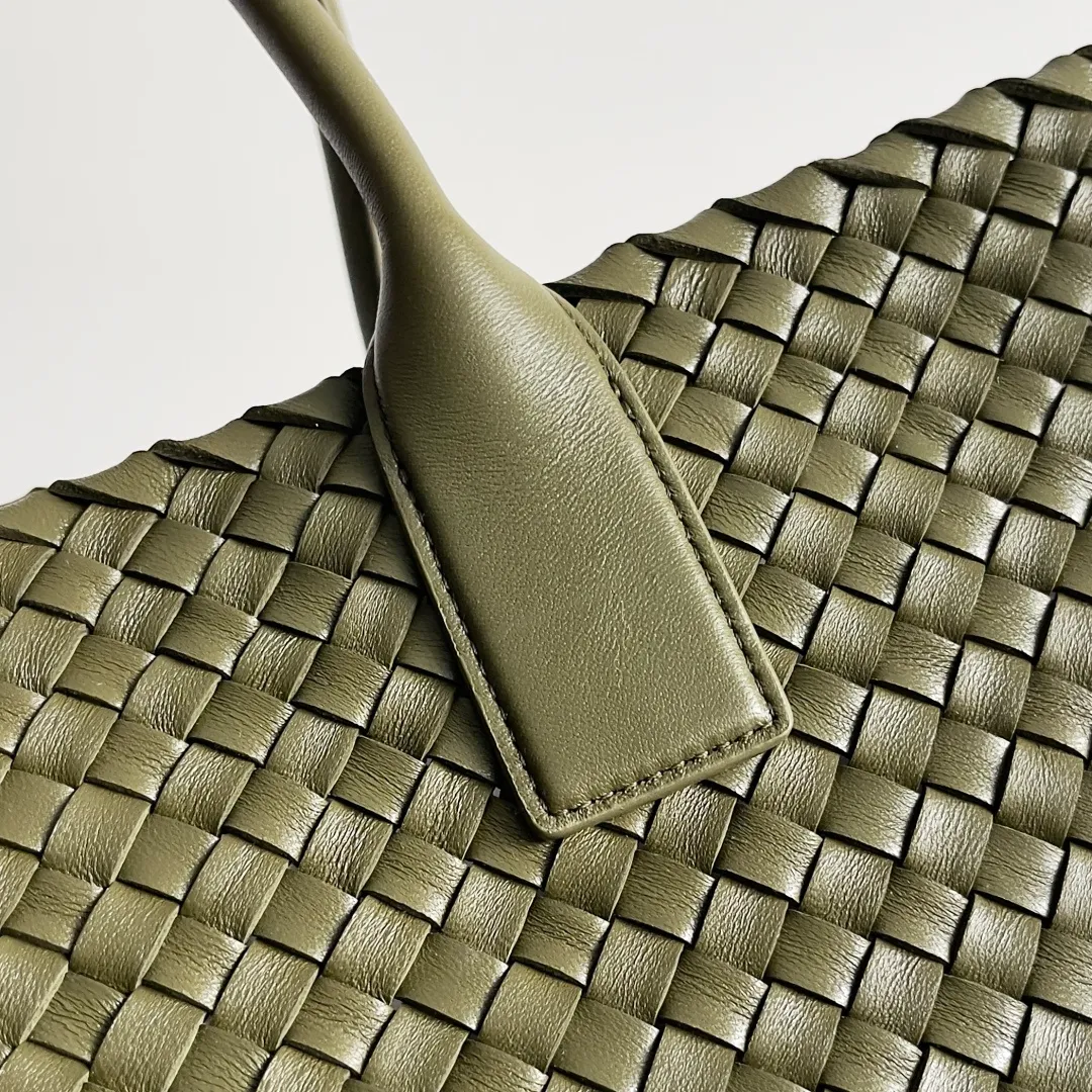 Batch 2860 Classic returns... (large size 51cm) • Cabat, born in 2001, is one of the most iconic styles of the Bottega Veneta workshop. The whole bag is made of top-grade imported lambskin. There is no exposed logo on the whole bag, but with the classic wide woven elements, you can tell who it belongs to at a glance! Can be carried on one shoulder, very practical! Style number: 608811 Size: 51*18*28